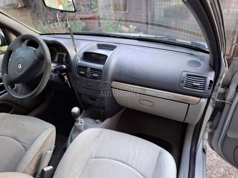 Renault Clio I.Z.V.A.N.R.E.D.A.N.