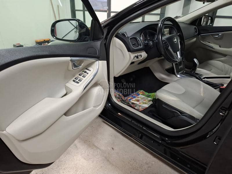 Volvo V40 1.6D SUMMUM