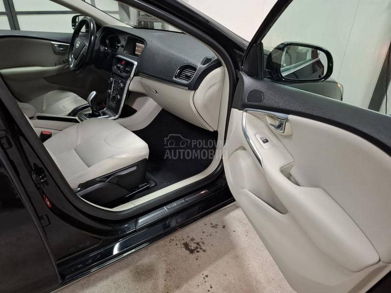 Volvo V40 1.6D SUMMUM