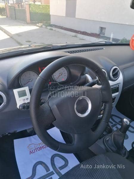 Dacia Sandero 1.6i LAUREAT CH