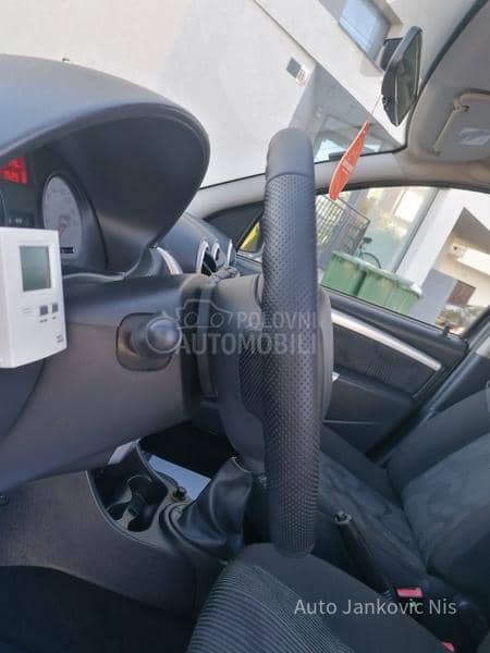 Dacia Sandero 1.6i LAUREAT CH