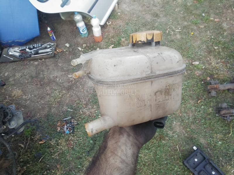 Posuda za antifriz sa senzorom