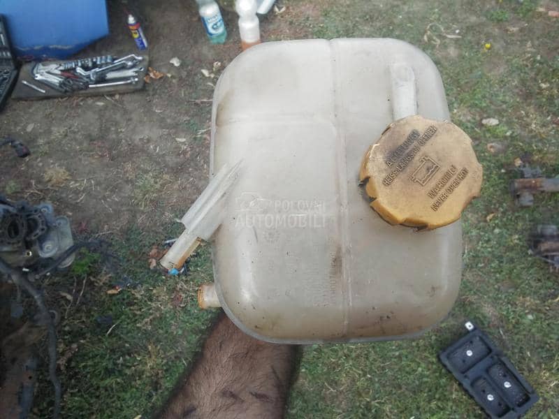 Posuda za antifriz sa senzorom