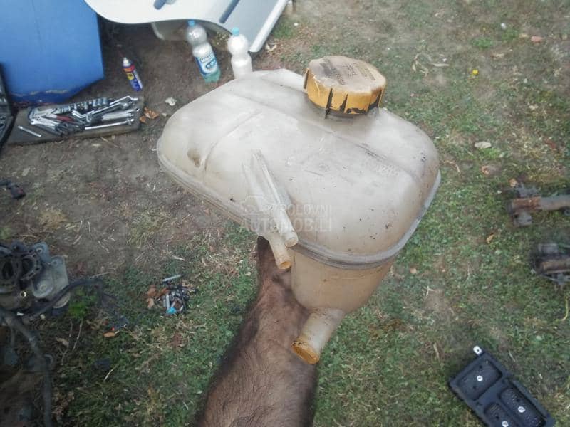 Posuda za antifriz sa senzorom