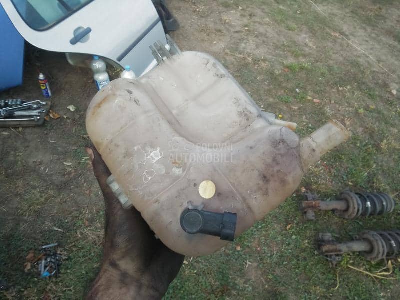 Posuda za antifriz sa senzorom