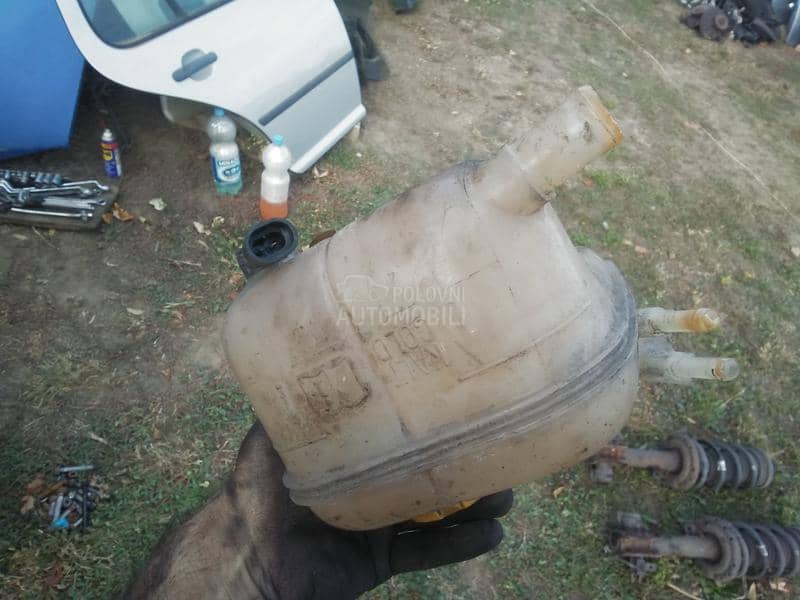 Posuda za antifriz sa senzorom