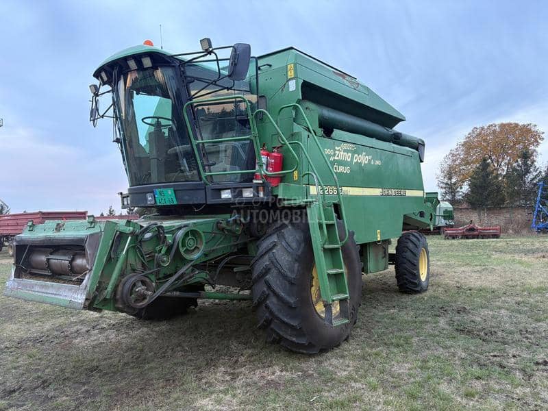 John Deere 2266