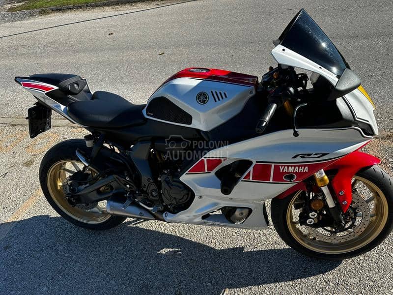 Yamaha R7