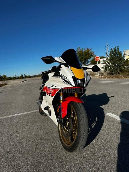 Yamaha R7