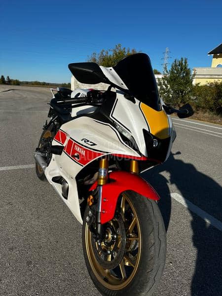 Yamaha R7