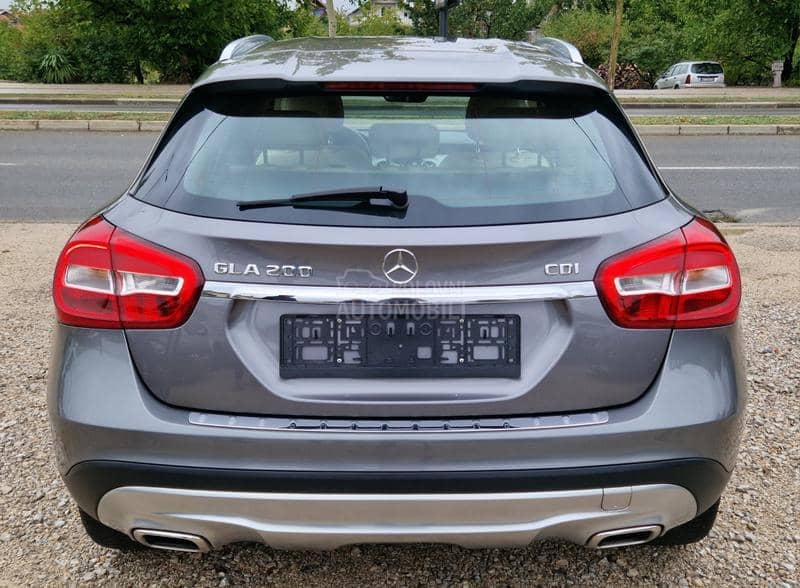 Mercedes Benz GLA 200  Mercedes Benz GLA 200