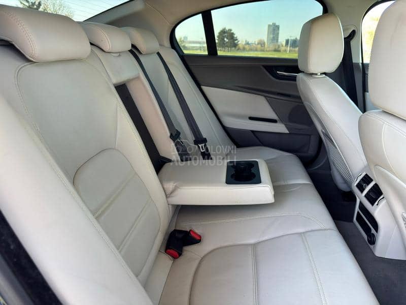 Jaguar XE 