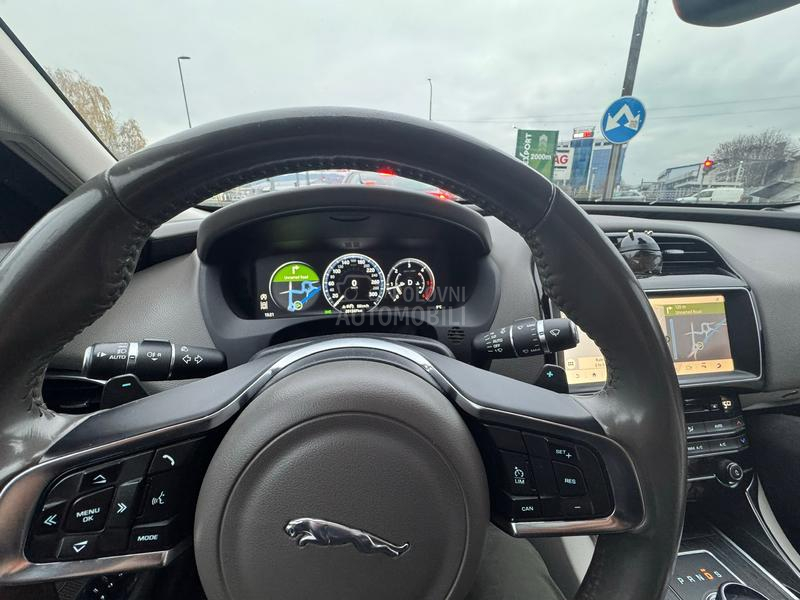 Jaguar XE 