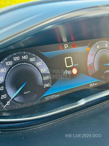 Peugeot 5008 1.5d allure 7 sed