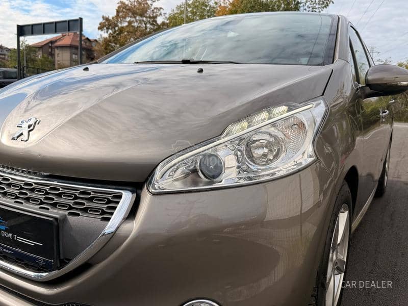 Peugeot 208 1.6b/pano/allure