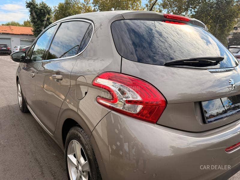 Peugeot 208 1.6b/pano/allure