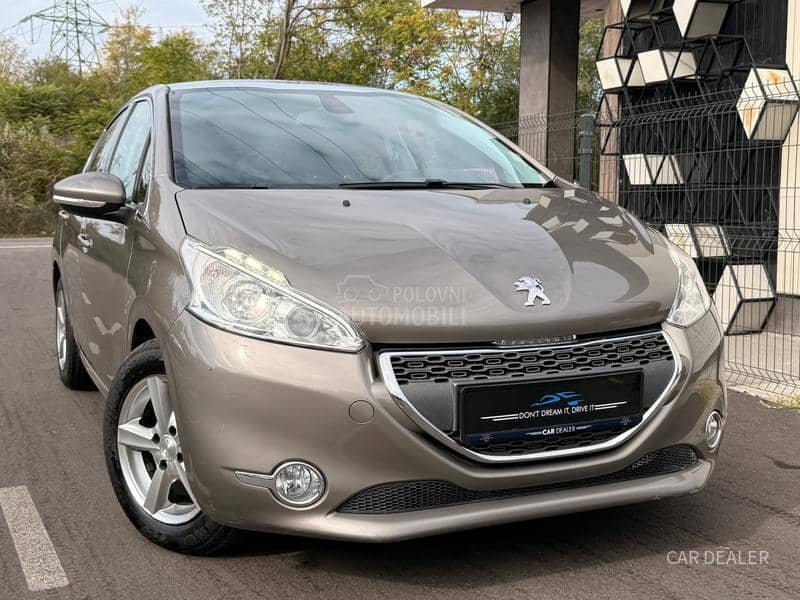 Peugeot 208 1.6b/pano/allure