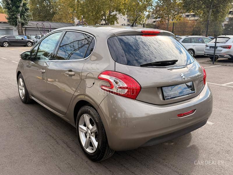 Peugeot 208 1.6b/pano/allure