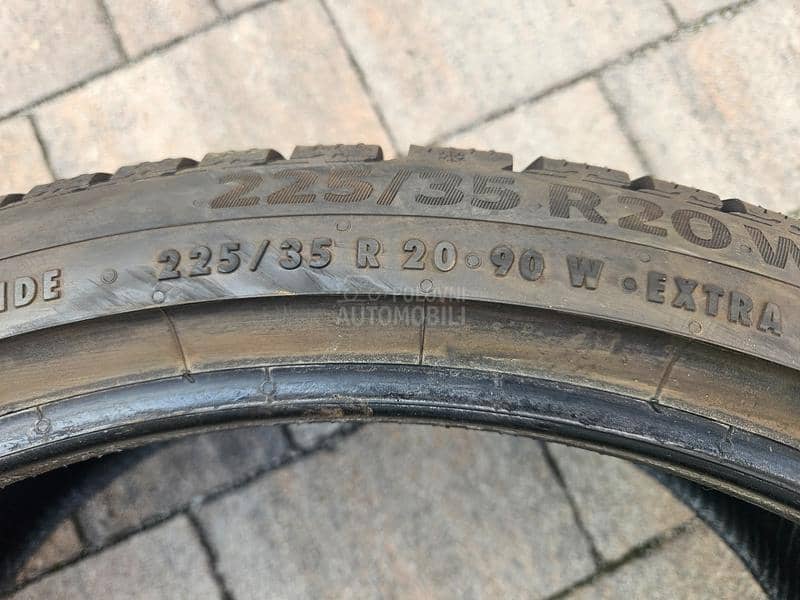 Continental 225/35 R20 Zimska