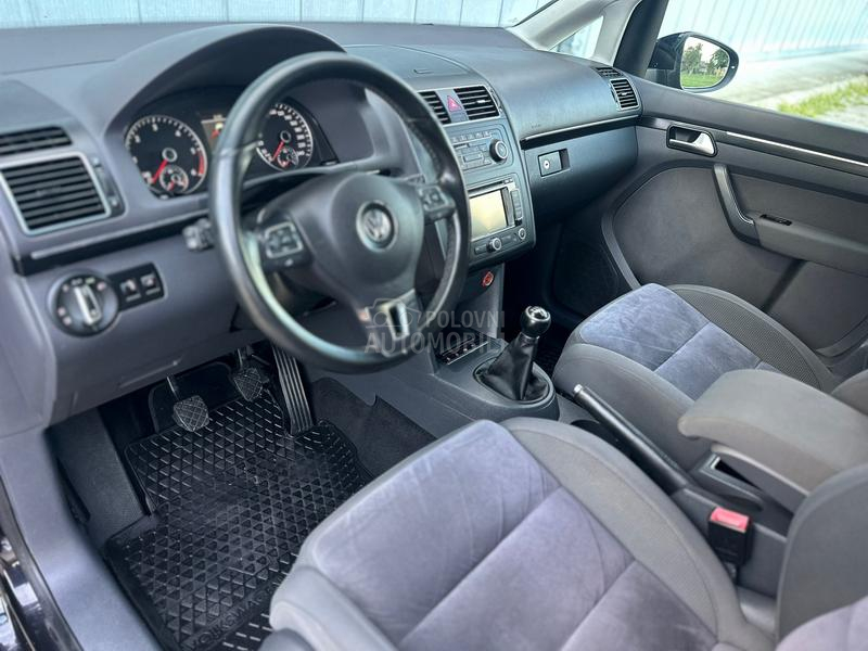 Volkswagen Touran 1.6/7SEDISTA/LED Volkswagen Touran 1.6/7SEDISTA/LED