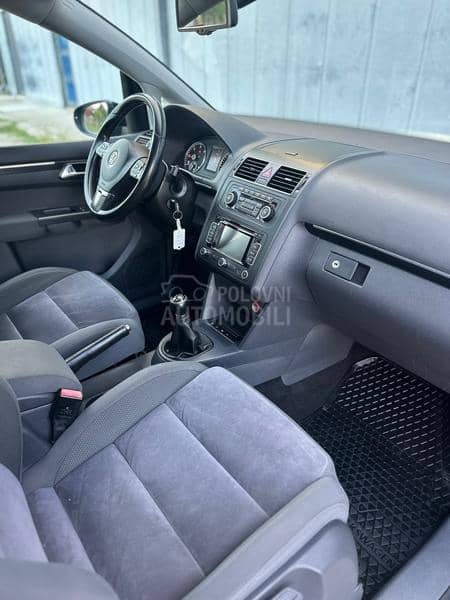 Volkswagen Touran 1.6/7SEDISTA/LED Volkswagen Touran 1.6/7SEDISTA/LED