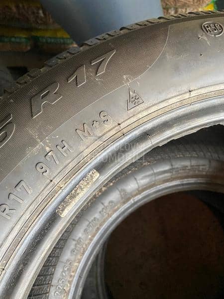 Pirelli 225/55 R17 Zimska