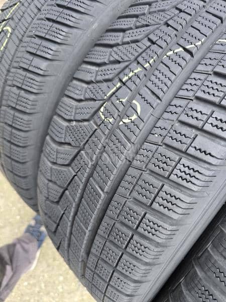 Hankook 215/55 R17 Zimska