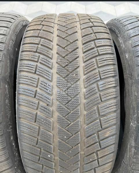 Vredestein 255/40 R21 Zimska