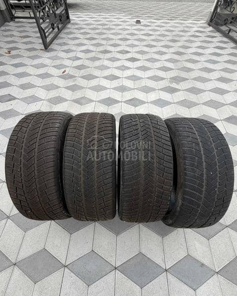 Vredestein 255/40 R21 Zimska