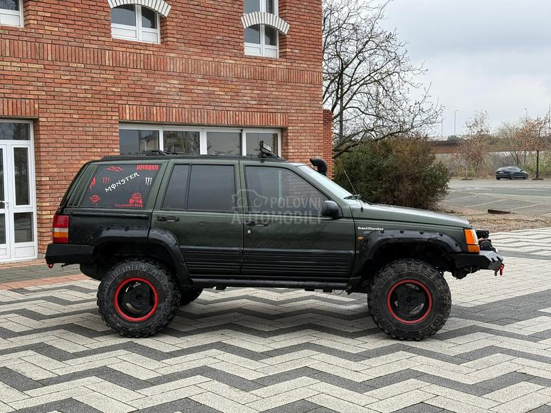 Jeep Cherokee off road