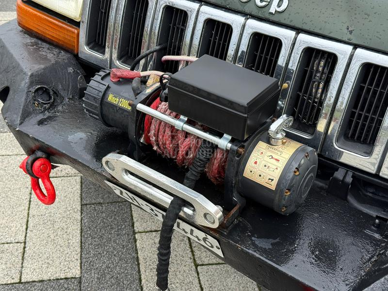 Jeep Cherokee off road