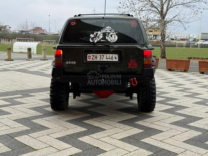 Jeep Cherokee off road