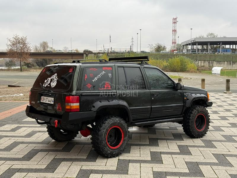 Jeep Cherokee off road