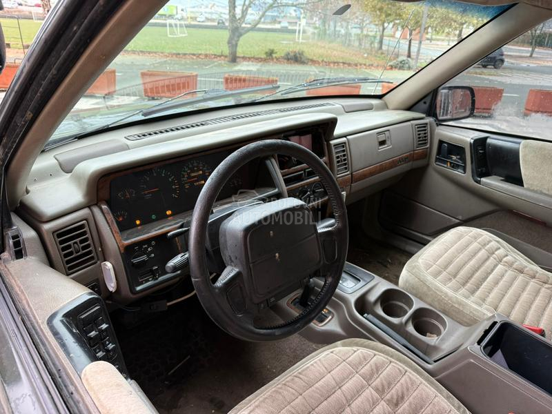 Jeep Cherokee off road