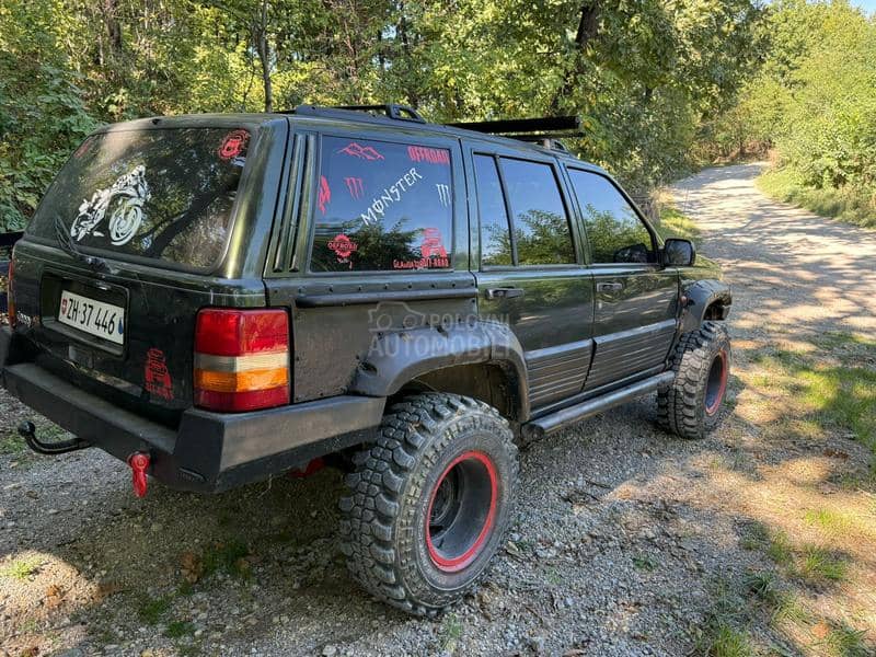 Jeep Cherokee off road