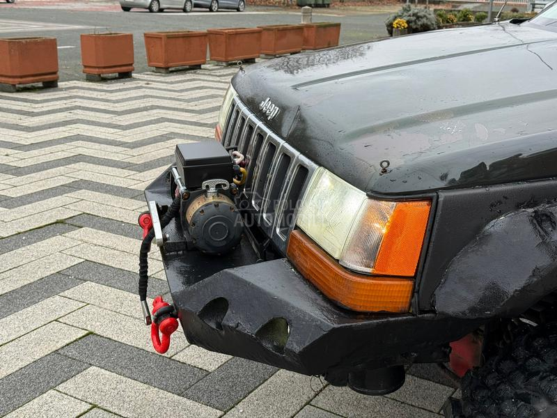 Jeep Cherokee off road