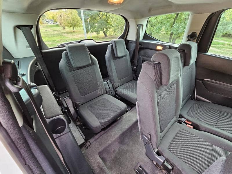 Peugeot 5008 1.6 HDI 7 s e d Peugeot 5008 1.6 HDI 7 s e d