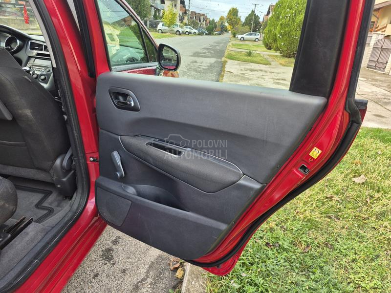 Peugeot 5008 1.6 HDI TOOP Peugeot 5008 1.6 HDI TOOP