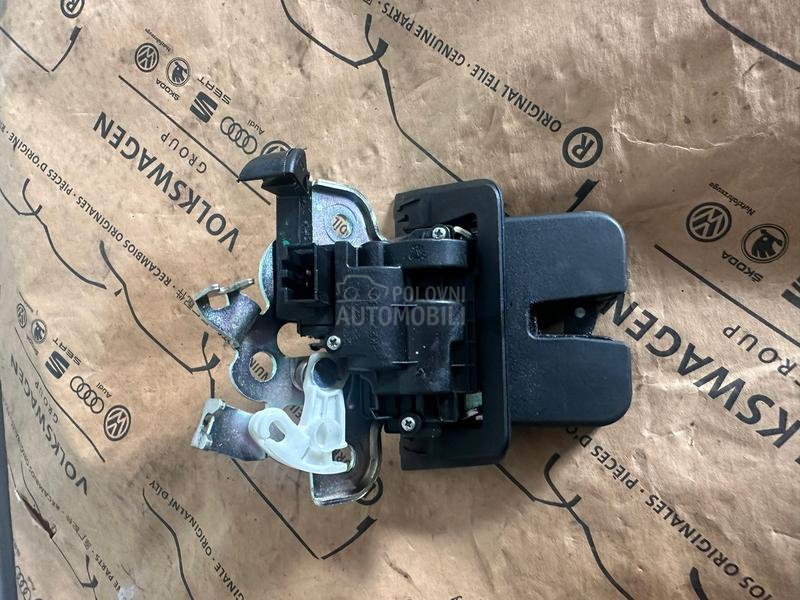 Brava na gepek vratima