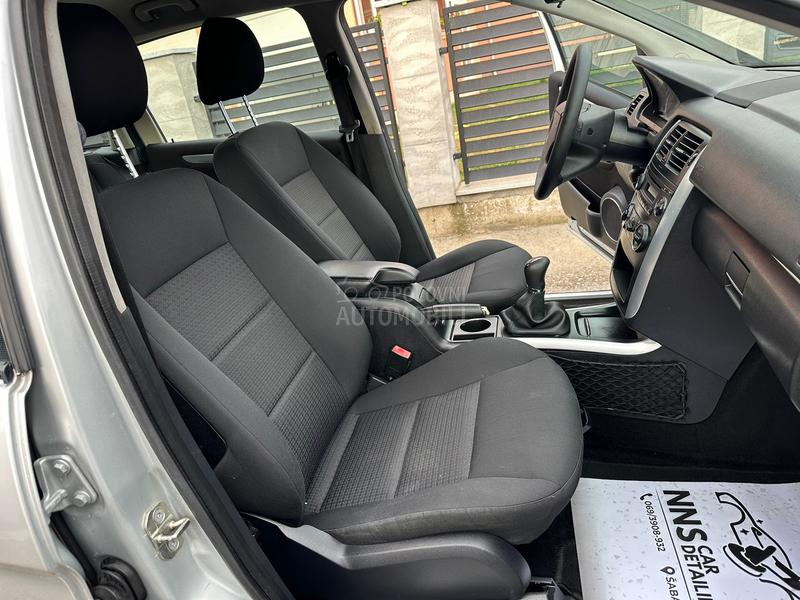 Mercedes Benz B 180  Mercedes Benz B 180