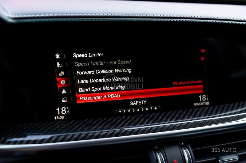 Alfa Romeo Stelvio QV/HARMAN