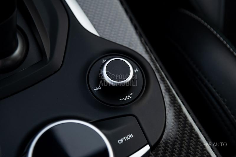 Alfa Romeo Stelvio QV/HARMAN