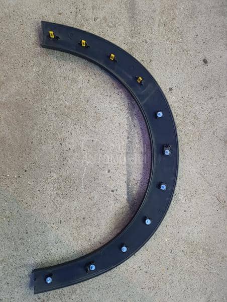 plasticni rub prednji desni