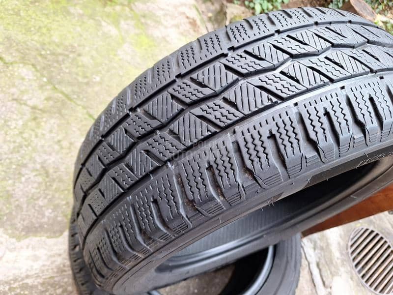 Hankook 215/60 R17 Zimska