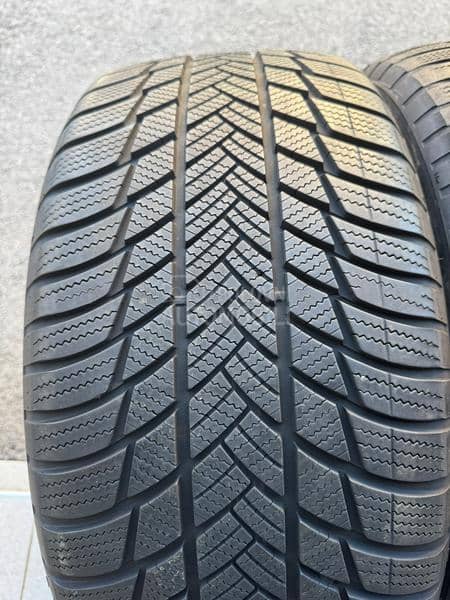 Bridgestone 255/50 R18 Zimska