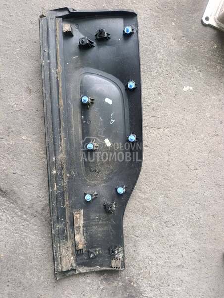 lajsna zadnja desna vrata