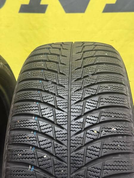 Bridgestone 215/55 R17 Zimska