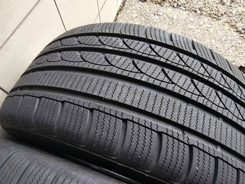 Tracmax 245/40 R18 Zimska