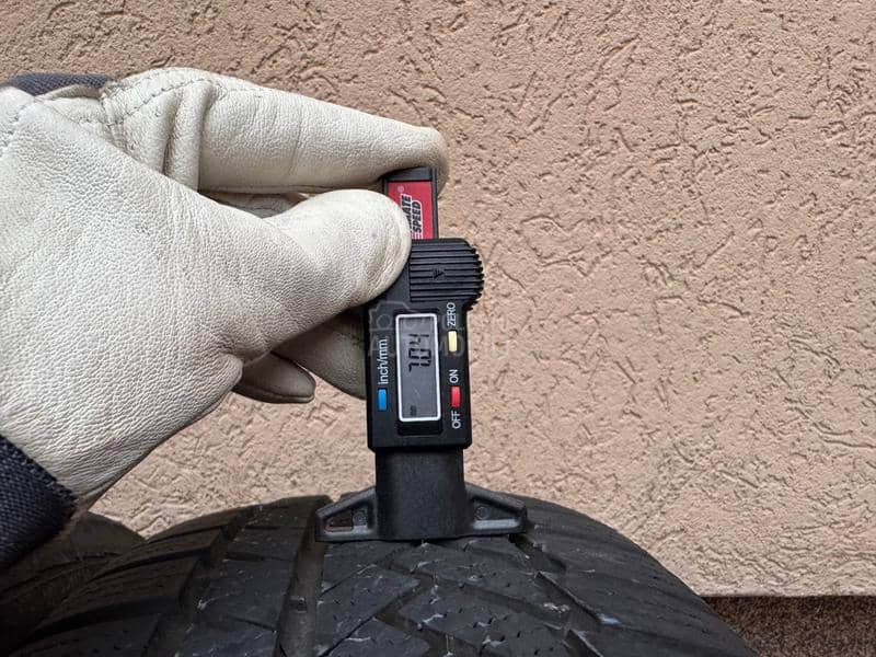 Continental 215/60 R18 Zimska