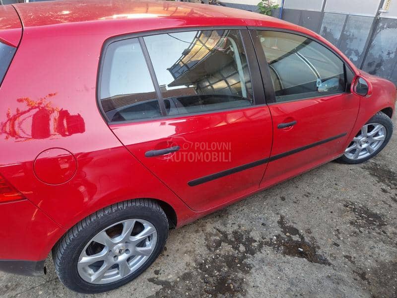 Volkswagen Golf 5 FSI 2006. god. -  kompletan auto u delovima